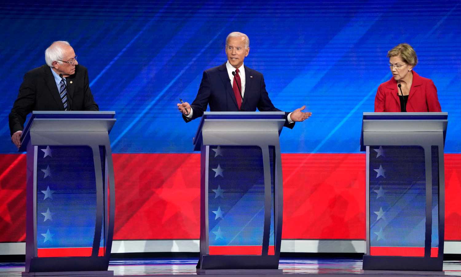 Senator Bernie Sanders (L) and Senator Elizabeth Warren (R) listen to former Vice President Joe Biden speaking at the 2020 Democratic U.S. presidential debate in Houston, Texas, U.S. September 12, 2019. REUTERS/Mike Blake - HP1EF9D03524H