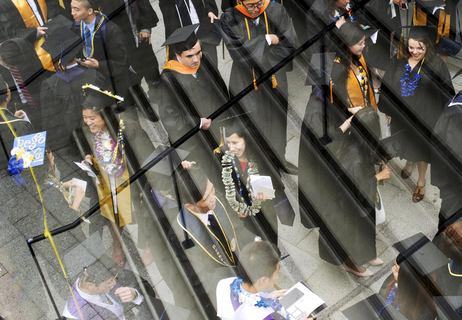 Graduates arrive for commencement at the University of California, Berkeley, in Berkeley, United States May 16, 2015. REUTERS/Noah Berger      TPX IMAGES OF THE DAY      - GF10000097361