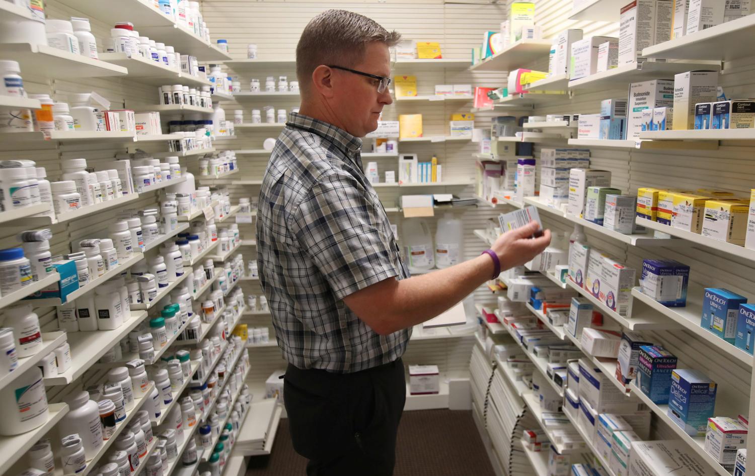 Pharmacist Thomas Jensen, looks over a prescription drug at the Rock Canyon pharmacy in Provo, Utah, U.S., May 9, 2019.  REUTERS/George Frey - RC138A18F170