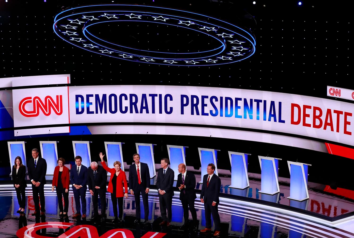 Democratic 2020 U.S. presidential candidates stand on stage (L-R) author Marianne Williamson, U.S., Rep. Tim Ryan, U.S. Senator Amy Klobuchar, South Bend Mayor Pete Buttigieg, U.S. Senator Bernie Sanders, U.S. Senator Elizabeth Warren, former U.S. Rep. Beto O'Rourke, former Colorado Governor John Hickenlooper, former U.S. Rep. John Delaney, Montana Governor Steve Bullock on the first night of the second 2020 Democratic U.S. presidential debate in Detroit, Michigan, July 30, 2019. REUTERS/Lucas Jackson - HP1EF7V01MKIS