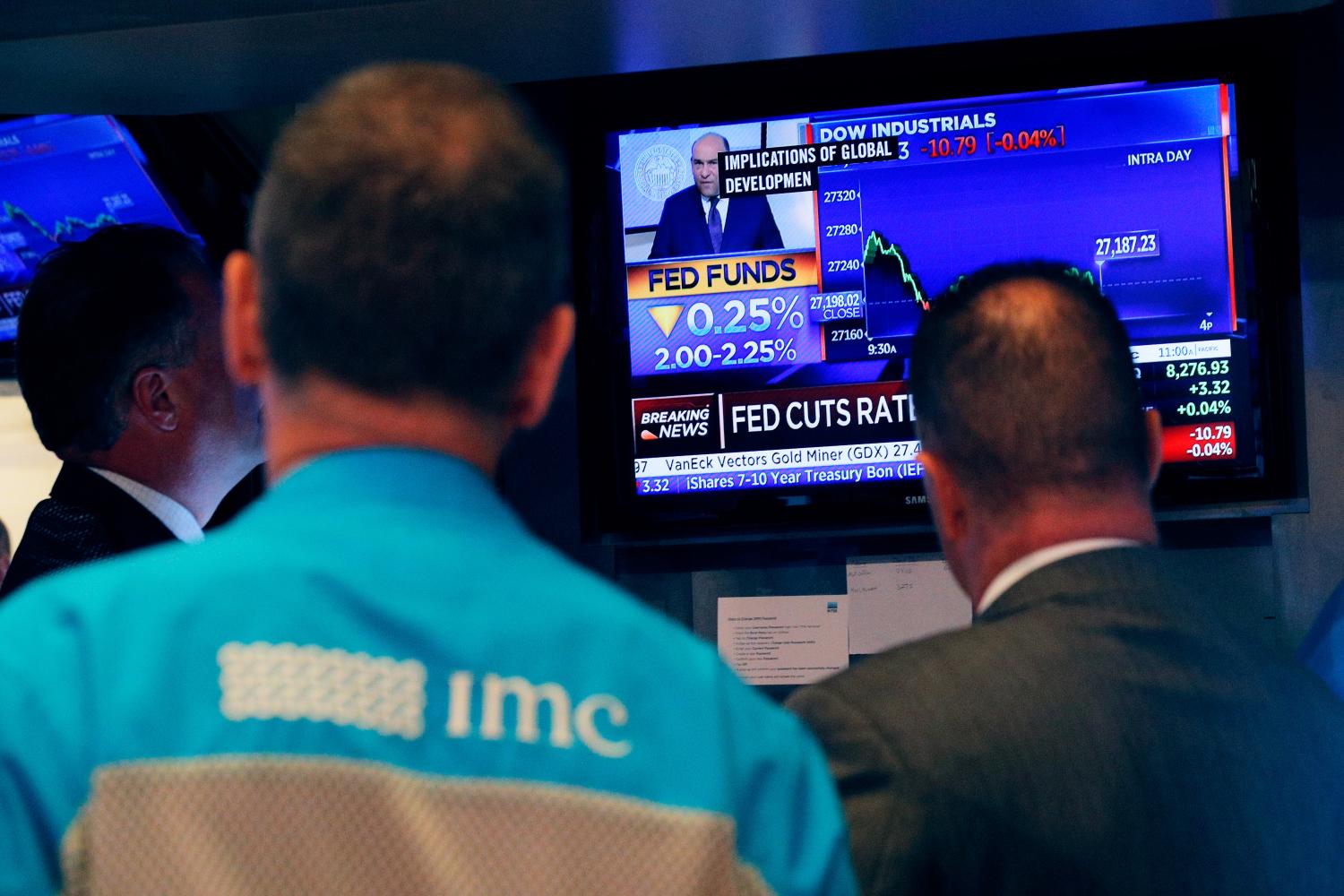 Traders look on as a screen shows the U.S. Federal Reserve interest rates announcement on the floor of the New York Stock Exchange (NYSE) in New York, U.S., July 31, 2019. REUTERS/Brendan McDermid - HP1EF7V1HXBLH