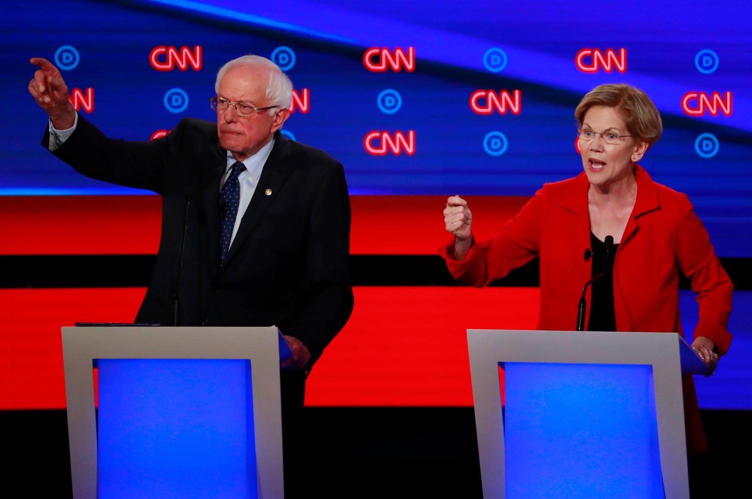 Democratic 2020 U.S. presidential candidates U.S. Senator Bernie Sanders (L) and U.S. Senator Elizabeth Warren during the first night of the second 2020 Democratic U.S. presidential debate in Detroit, Michigan, July 30, 2019. REUTERS/Lucas Jackson - HP1EF7V04ERJQ