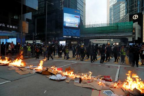 Protestors leave after lighting fire on a road during a rally in Hong Kong, China September 8, 2019. REUTERS/Anushree Fadnavis - RC1DBD59A700