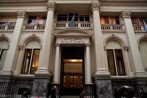 People walk by the Central Bank in Buenos Aires' financial district, Argentina August 30, 2018. REUTERS/Marcos Brindicci - RC1D031C8C30