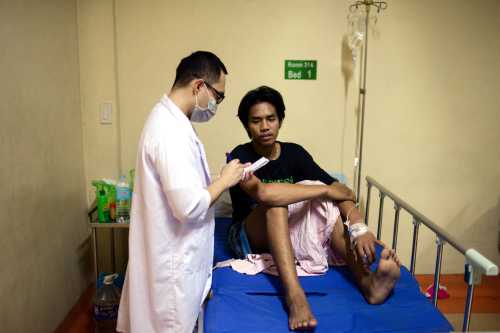 A man, recuperating from dengue fever, talks to a doctor in a hospital of Manila, Philippines, August 23, 2019. REUTERS/Eloisa Lopez - RC14EDA78C00