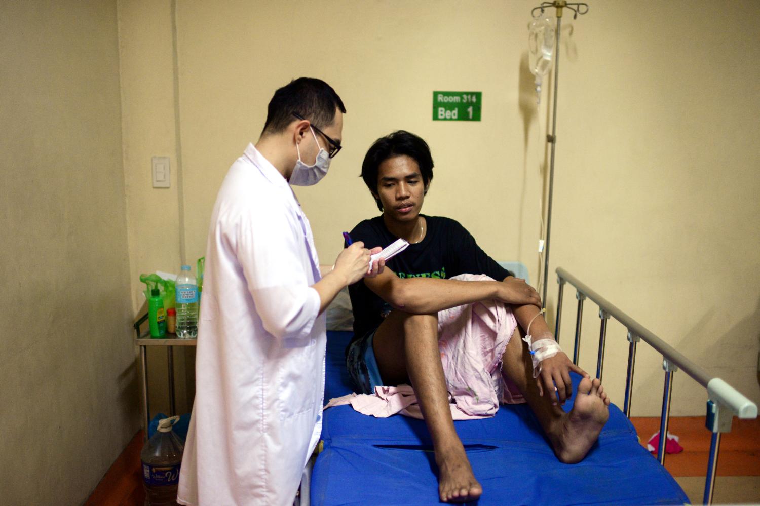 A man, recuperating from dengue fever, talks to a doctor in a hospital of Manila, Philippines, August 23, 2019. REUTERS/Eloisa Lopez - RC14EDA78C00