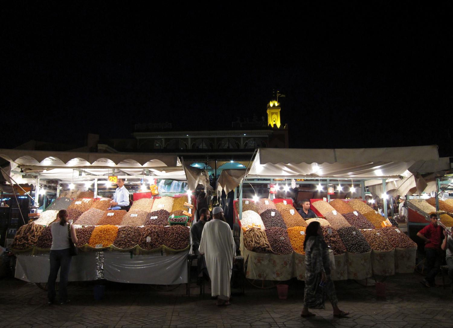 People shop for food in Djemaa El Fna square in Marrakesh July 8, 2010.   REUTERS/Lucy Nicholson (MOROCCO - Tags: SOCIETY TRAVEL) - GM1E67L0L0U01