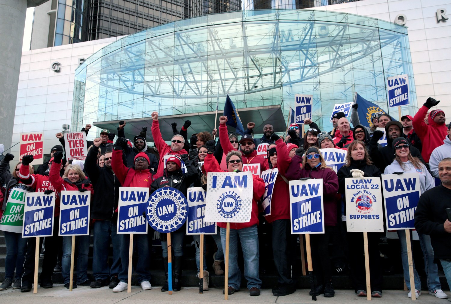 Striking United Auto Workers (UAW) members rally in front of General Motors World headquarters in Detroit, Michigan, U.S., October 17, 2019. REUTERS/Rebecca Cook - RC16E3895BA0