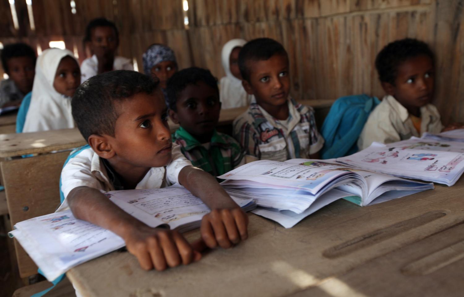 Students attend a class at a school in the costal town of Dhubab, in the Yemeni governorate of Taiz, April 2, 2013. REUTERS/Mohamed al-Sayaghi (YEMEN - Tags: SOCIETY EDUCATION) - GM1E943016F01