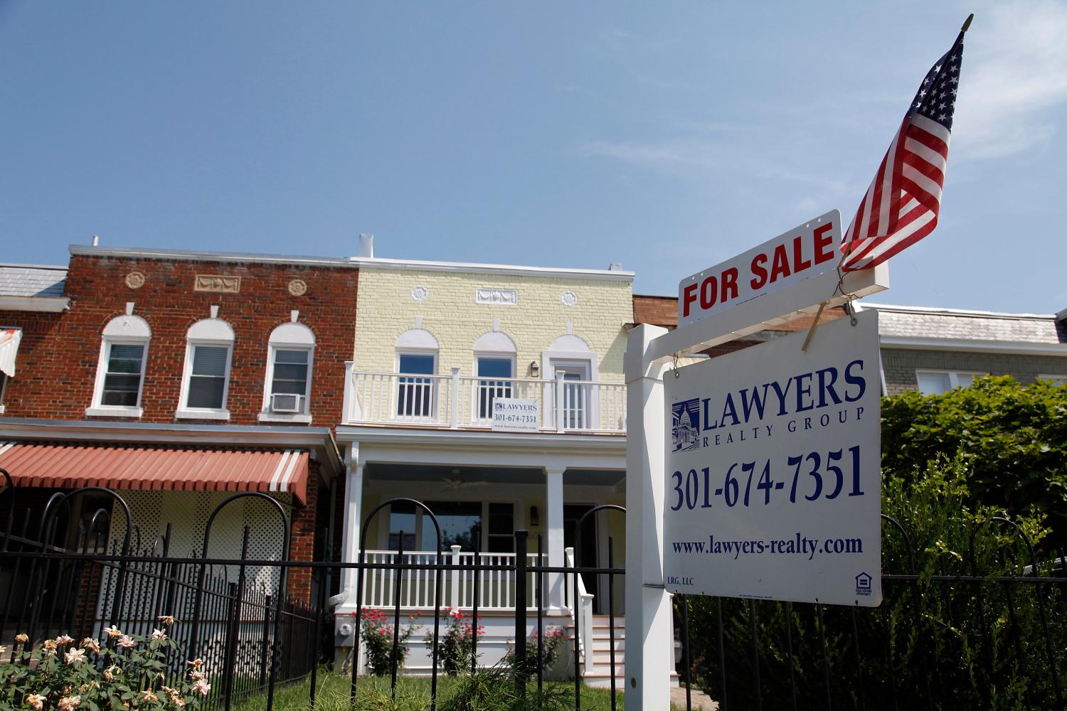 A U.S. flag decorates a for-sale sign at a home in the Capitol Hill neighborhood of Washington, August 21, 2012. President Barack Obama said on Monday the U.S. housing market was "beginning to tick up" but was still not where it needs to be. REUTERS/Jonathan Ernst    (UNITED STATES - Tags: REAL ESTATE BUSINESS) - GM1E88M0DXE01