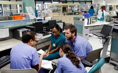 Doctors confer in the neonatal intensive care unit of the Holtz Children's Hospital at Jackson Memorial Hospital in Miami September 30, 2013. The Obama administration accelerated its push to persuade individual Americans to sign up for the most extensive overhaul of the U.S. healthcare system in 50 years, the Affordable Care Act (commonly referred to as "Obamacare"), even as the program's foes in Congress fought to delay its launch with the threat of a federal government shutdown. The Jackson Health System is the largest in Florida and one of the largest in the U.S.  REUTERS/Joe Skipper (UNITED STATES - Tags: HEALTH) - GM1E9A10J3G01