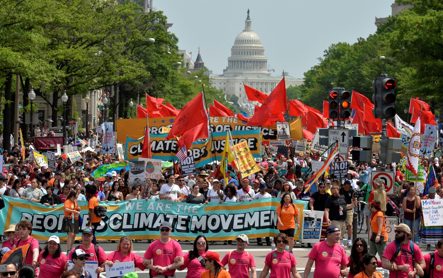 Demonstrators march down Pennsylvania Avenue during a People's Climate March, to protest U.S. President Donald Trump's stance on the environment, in Washington, U.S., April 29, 2017.     REUTERS/Mike Theiler       TPX IMAGES OF THE DAY - RC1C93696C90