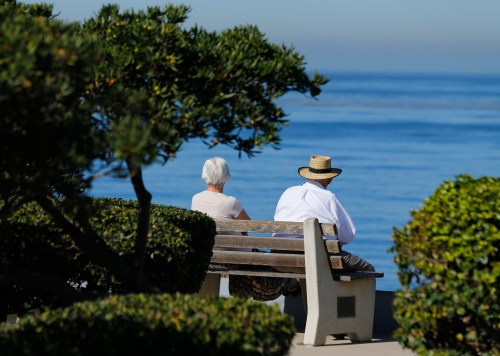 An elderly couple looks out at the ocean as they sit on a park bench in La Jolla, California November 13, 2013.   REUTERS/Mike Blake  (UNITED STATES - Tags: SOCIETY ENVIRONMENT) - GM1E9BE0E8L01