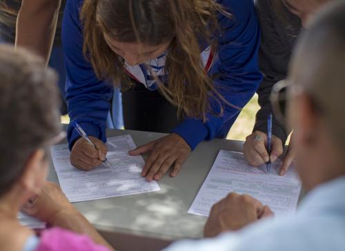 Seniors sign-up to vote during National Voter Registration day at a high school in Escondido, California September 22, 2015.  REUTERS/Mike Blake - GF10000216439