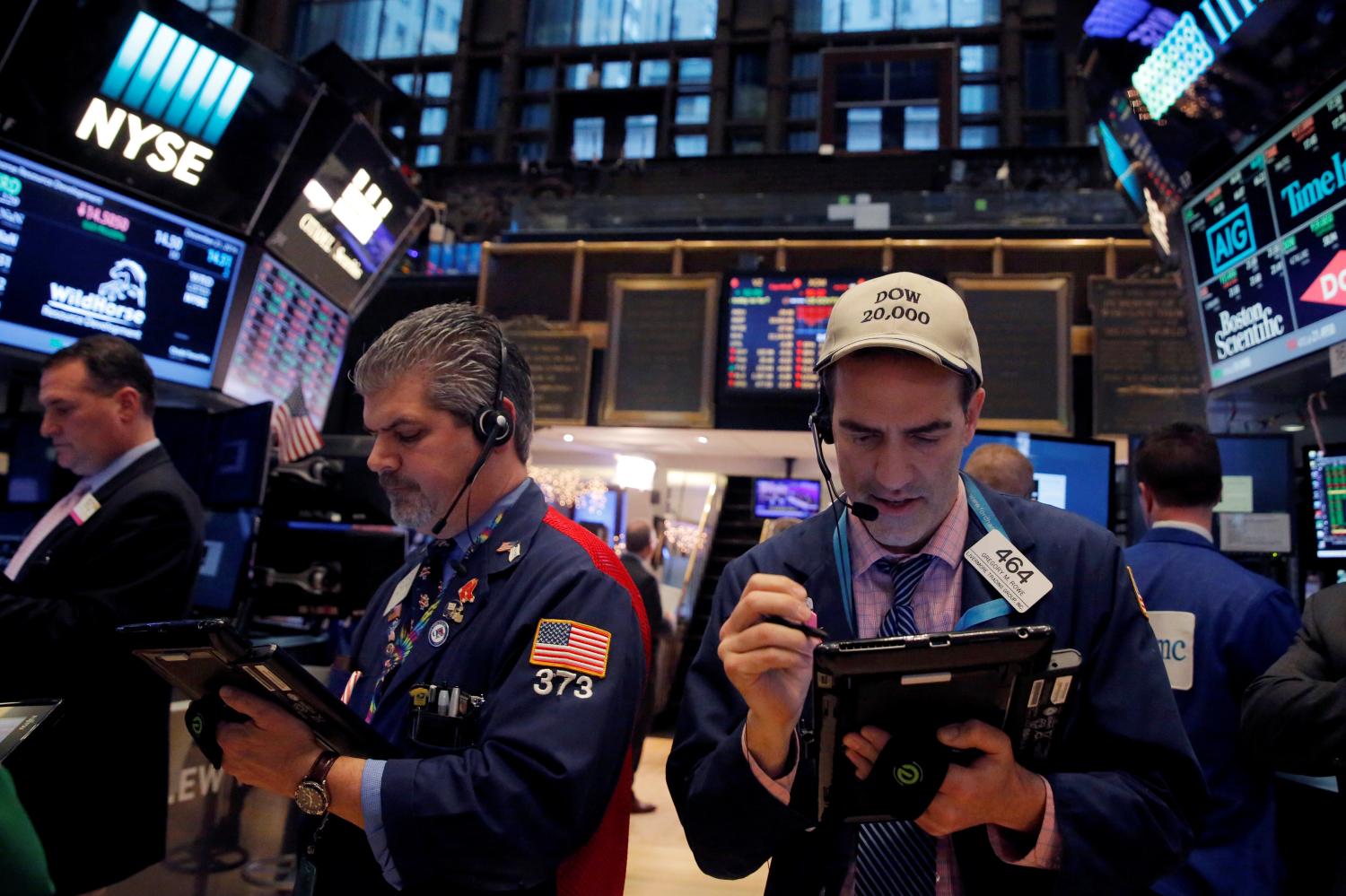 Traders work on the floor at the New York Stock Exchange (NYSE) in Manhattan, New York City, U.S., December 21, 2016. REUTERS/Andrew Kelly - RC1DF544C360