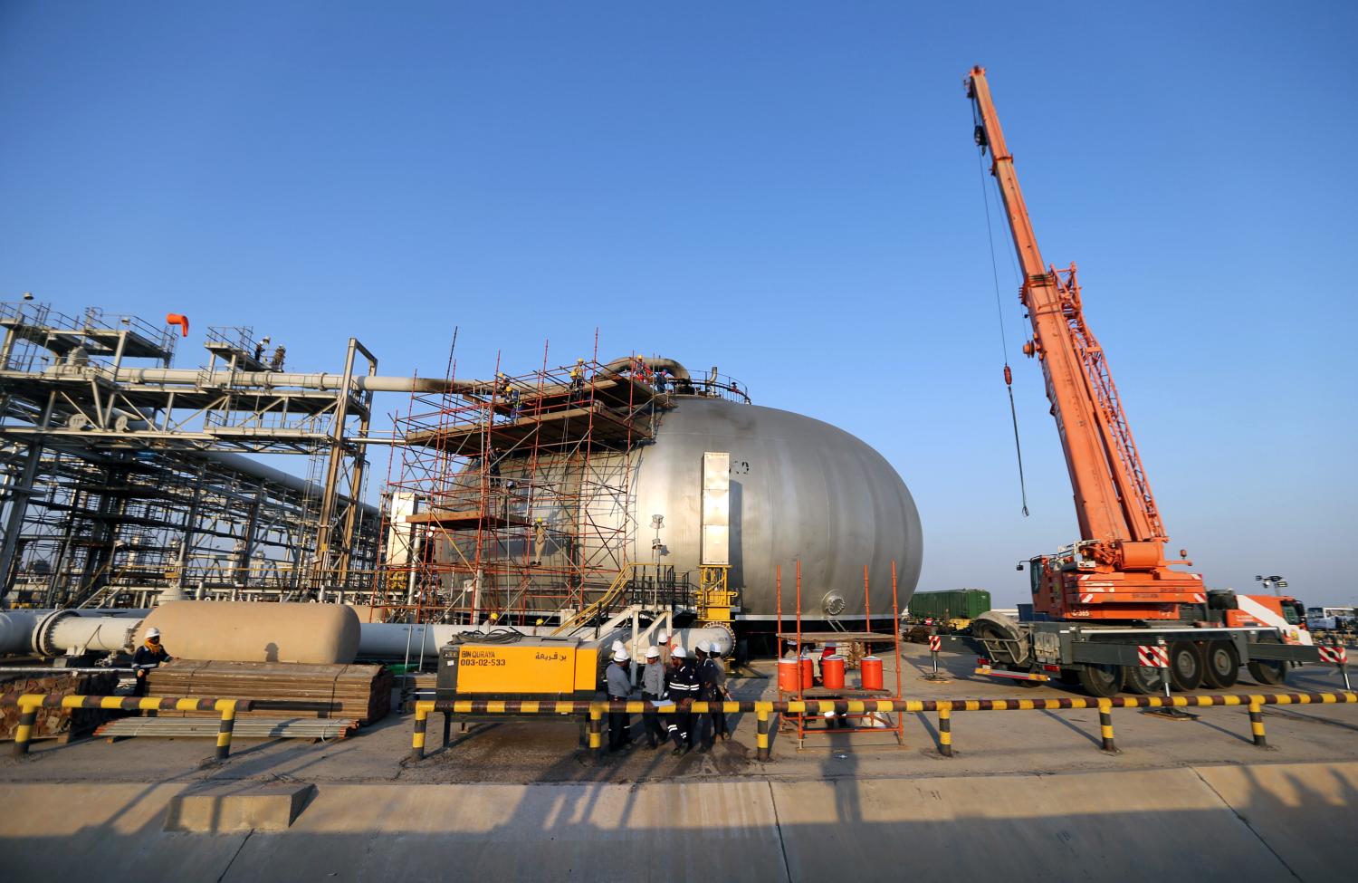 Workers are seen at the damaged site of Saudi Aramco oil facility in Abqaiq, Saudi Arabia, September 20, 2019. REUTERS/Hamad l Mohammed - RC11F07A18E0