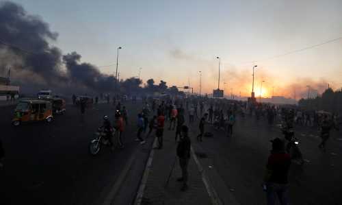 People hold an anti-government protest in Baghdad, Iraq October 5, 2019. Picture taken October 5, 2019. REUTERS/Thaier Al-Sudani - RC1481B9C6B0