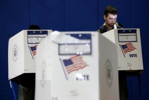 A man fills out a voting ballot at P.S. 20 during the midterm election  in Manhattan in New York City, U.S., November 6, 2018. REUTERS/Andrew Kelly      TPX IMAGES OF THE DAY - RC1E6D84B670