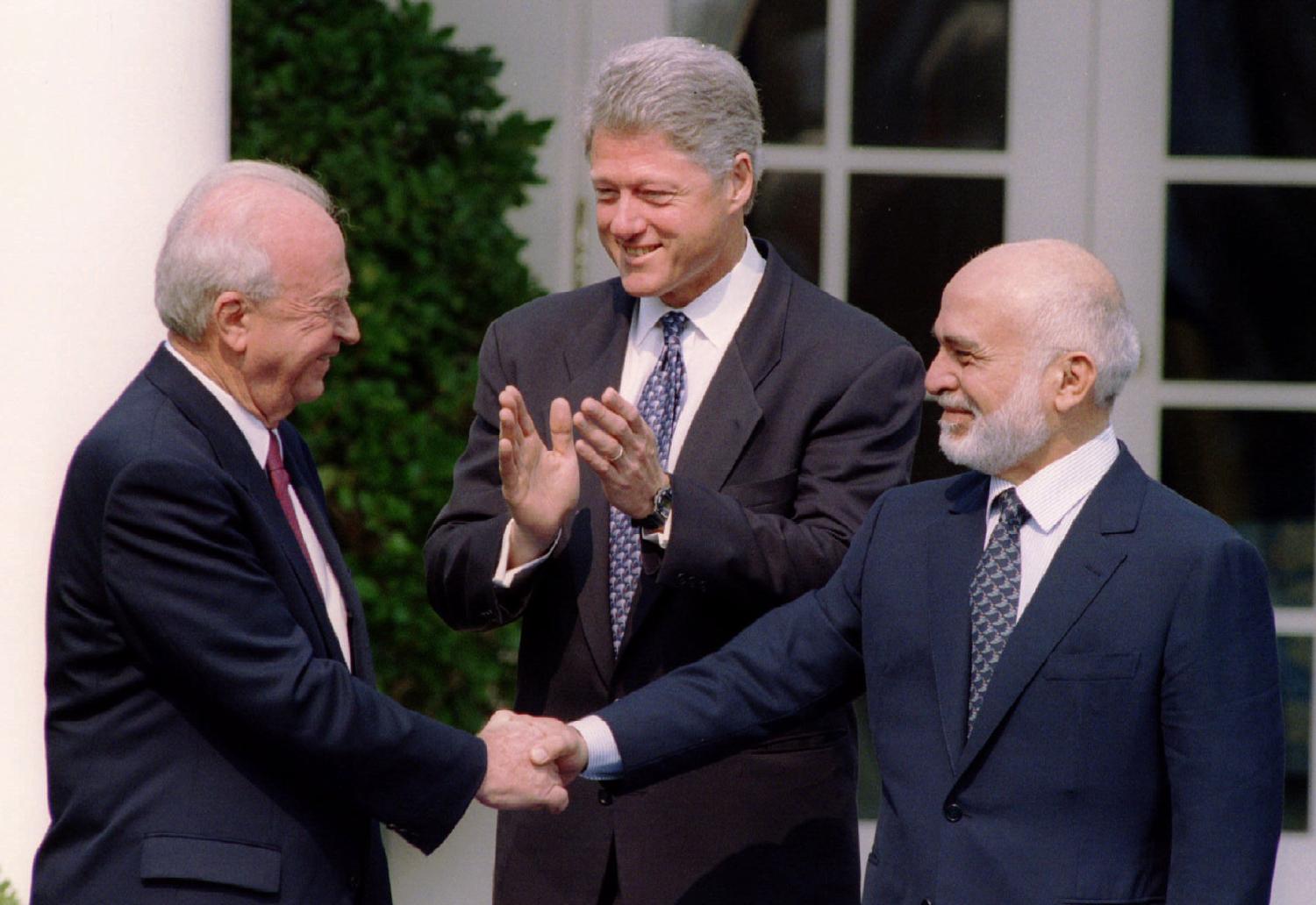 Israeli Prime Minister Yitzhak Rabin (L) and Jordan's King Hussein (R) grasp hands enthusiastically at the start of a Rose Garden ceremony welcoming them to the White House as President Clinton applauds July 25, 1994 in Washington. The leaders of Israel and Jordan shook hands ending nearly a half-century of antagonism and signalling their intent to make a formal peace. SCANNED FROM NEGATIVE REUTERS/Gary C. Cameron  AVD/CMC - RP1DRICQYTAG