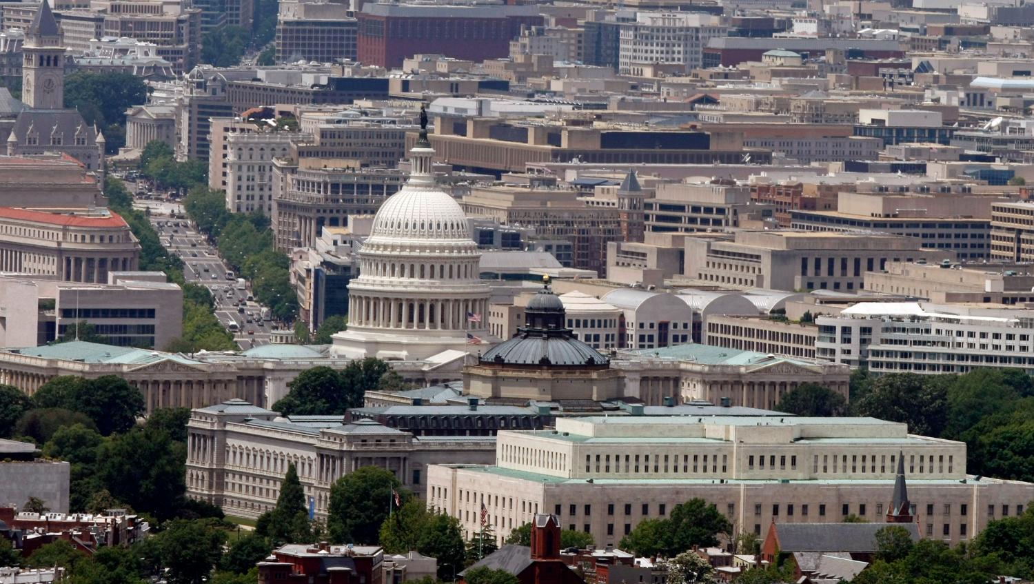 The skyline of Washington DC looking at the U.S. Capitol and Pennsylvania Avenue, May 22, 2009.   REUTERS/Larry Downing (UNITED STATES POLITICS CITYSCAPE) - GM1E55N09B001
