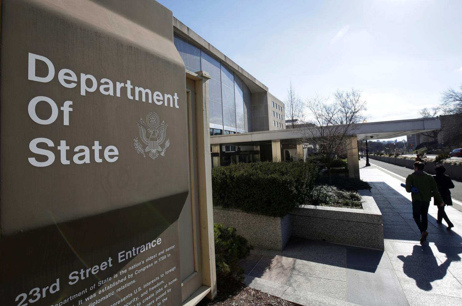 People enter the State Department Building in Washington, U.S., January 26, 2017. REUTERS/Joshua Roberts - RC1D48272C00