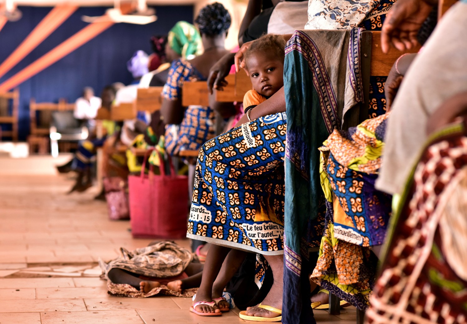 Displaced protestants, who fled Dablo and its surroundings, attend a church service in the city of Kaya, Burkina Faso May 16, 2019. Picture taken May 16, 2019. REUTERS/Anne Mimault - RC19C92E33E0