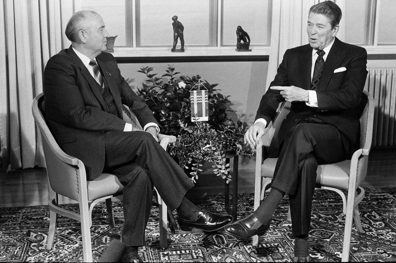 FILE PHOTO: Soviet President Mikhail Gorbachev (L) and U.S. President Ronald Reagan begin their mini-summit talks in Reykjavik October 11, 1986.    REUTERS/Mal Langsdon/File Photo - RC1A0D96D150
