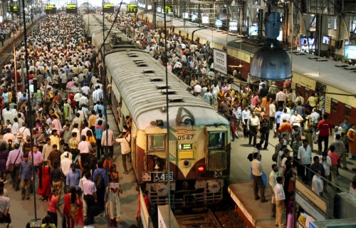 Commuters stand still at a crowded railway station to pay homage during a two-minute long remembrance for bomb blast victims in Mumbai July 18, 2006. Millions of people in Mumbai stopped all conversation, traffic came to a halt and cinemas interrupted films on Tuesday as the Indian city observed a short silence in memory of 182 people killed in last week's bombings. - PBEAHUNKPEU