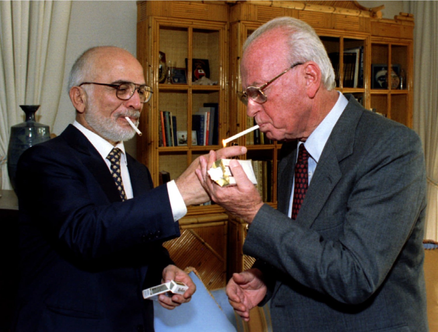 King Hussein of Jordan (l) shares a smoke with Israeli Prime Minister Yitzhak Rabin after the signing ceremony of the Israeli - Jordanian peace treaty. October 26 - PBEAHUNIEEX