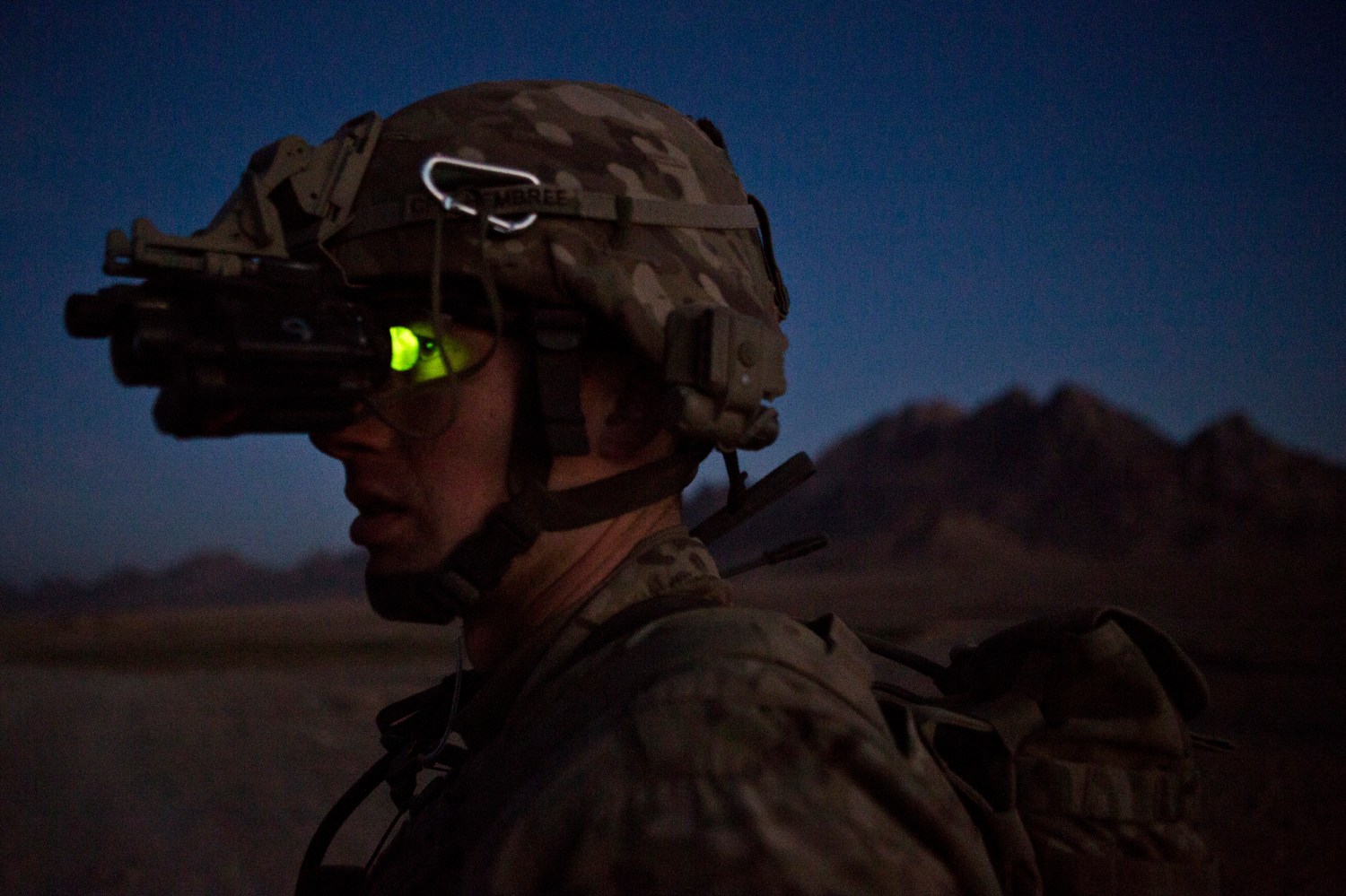 A soldier from the U.S. Army's 1st Platoon, Alpha Company, 1st Battalion, 36th Infantry Regiment, uses night vision goggles as soldiers meet with members of the Afghan local police at a checkpoint near Combat Outpost Hutal in Maywand District, Kandahar Province, Afghanistan, January 20, 2013. REUTERS/Andrew Burton (AFGHANISTAN - Tags: MILITARY) - GM1E91L04Z701