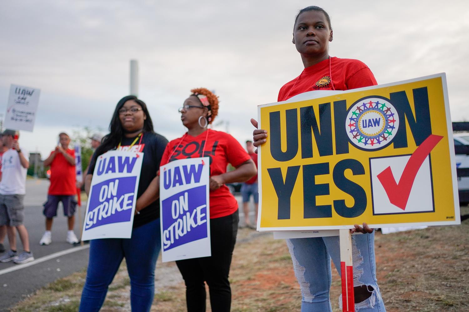 General Motors assembly workers and their supporters gather to picket outside the General Motors Bowling Green plant during the United Auto Workers (UAW) national strike in Bowling Green, Kentucky, U.S., September 20, 2019.  REUTERS/Bryan Woolston - RC122F87C370