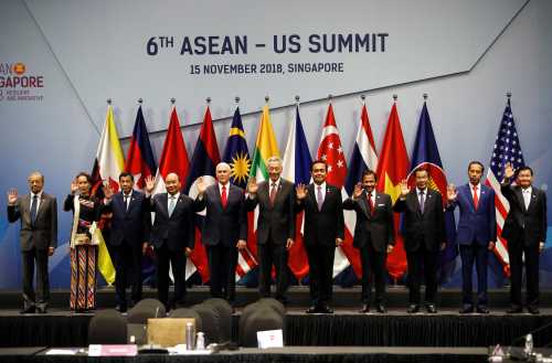 U.S. Vice President Mike Pence poses for a group photo with ASEAN leaders at the ASEAN-US Summit in Singapore November 15, 2018. REUTERS/Edgar Su - RC12CEBD0F40