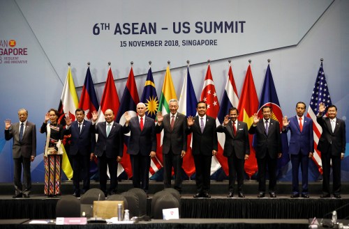 U.S. Vice President Mike Pence poses for a group photo with ASEAN leaders at the ASEAN-US Summit in Singapore November 15, 2018. REUTERS/Edgar Su - RC12CEBD0F40