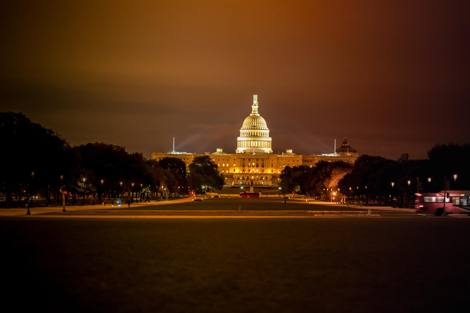 U.S. capitol building at night