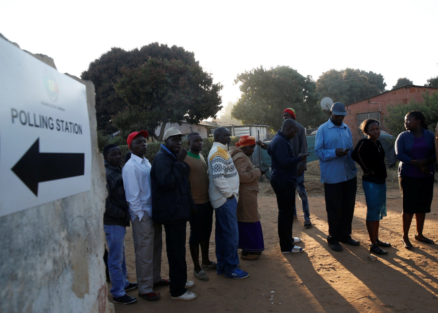 People line up to cast their ballots to vote in the country's general elections in Kwekwe, Zimbabwe July 30, 2018.   REUTERS/Philimon Bulawayo - RC19E1045AB0