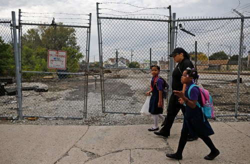 Delores Leonard (C) walks her daughters Emmarie (L) and Erin to school before heading to work at a McDonald's Restaurant in Chicago, Illinois, September 25, 2014. Leonard, a single mother raising two daughters, has been working at McDonald's for seven years and has never made more than minimum wage.  Picture taken September 25, 2014.   REUTERS/Jim Young (UNITED STATES - Tags: BUSINESS EMPLOYMENT) - GM1EAAH1LMV01
