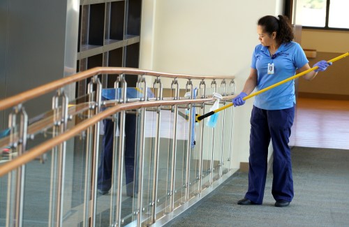 Housekeeper Rosalinda Franco cleans the glass at Littleton Adventist Hospital, part of Centura Health in Littleton, Colorado, U.S. May 3, 2016.  REUTERS/Rick Wilking  - D1AETCINMFAA