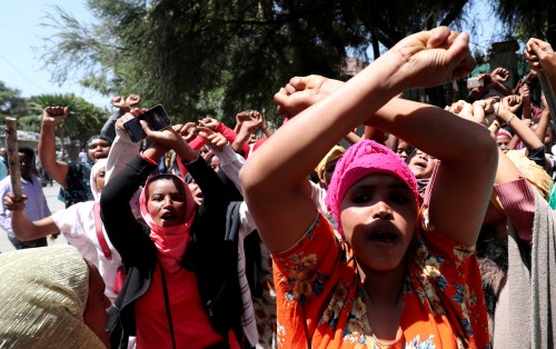 Women supporters show the Oromo protest gesture outside Jawar Mohammed's house, an Oromo activist and leader of the Oromo protest in Addis Ababa, Ethiopia October 23, 2019. REUTERS/Tiksa Negeri - RC1B3C3DA6E0