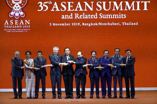 Leaders of the Association of Southeast Asian Nations shake hands at the Opening Ceremony of the 35th ASEAN Summit in Bangkok, Thailand November 3, 2019. REUTERS/Athit Perawongmetha - RC1B379757B0