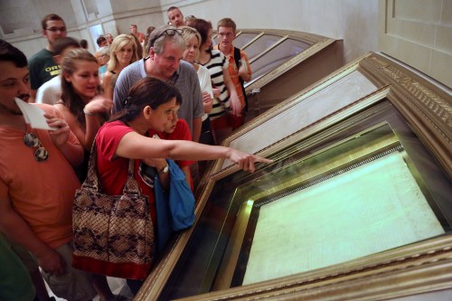 Visitors to the National Archives view the Declaration of Independence, preserved under glass and special lighting, ahead of the Fourth of July Independence Day holiday in Washington, July 3, 2013. The declaration, which helped touch off the American Revolution in 1776, begins: "When in the Course of human events, it becomes necessary for one people to dissolve the political bands which have connected them with another, and to assume among the powers of the earth..."  REUTERS/Jonathan Ernst    (UNITED STATES - Tags: SOCIETY ANNIVERSARY) - GM1E97406U201