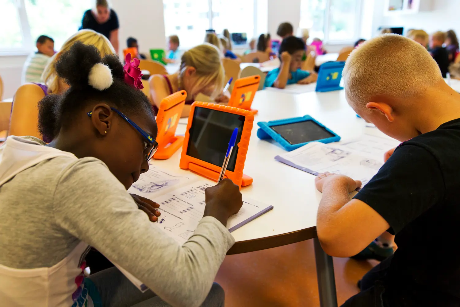 Students take notes from their iPads at the Steve Jobs school in Sneek August 21, 2013. The Steve Jobs schools in the Netherlands are founded by the O4NT (Education For A New Time) organisation, which provides the children with iPads to help them learn with a more interactive experience. REUTERS/Michael Kooren (NETHERLANDS - Tags: SOCIETY EDUCATION SCIENCE TECHNOLOGY) - GM1E98L1HOU01