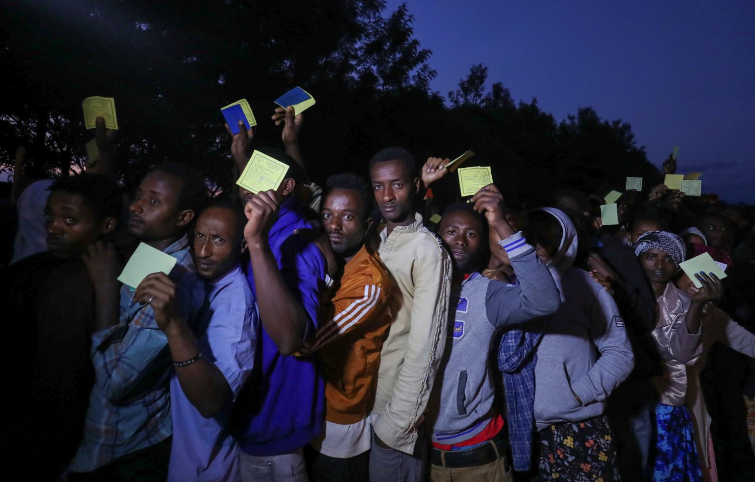 Voters wait in a queue to cast their vote during the Sidama autonomy referendum in Hawassa, Ethiopia November 20, 2019. REUTERS/Tiksa Negeri - RC2UED9FRFXH