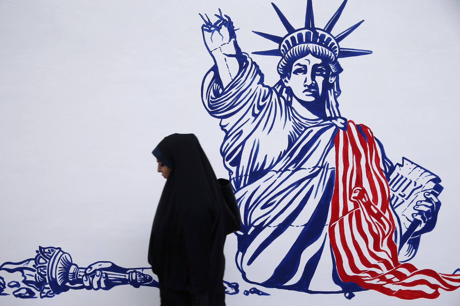 A woman walks in front of new murals of the former US embassy in Tehran, Iran November 2, 2019. Nazanin Tabatabaee/WANA (West Asia News Agency) via REUTERS ATTENTION EDITORS - THIS IMAGE HAS BEEN SUPPLIED BY A THIRD PARTY - RC1267CD4B60