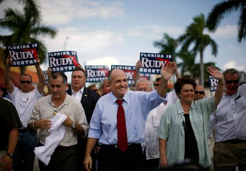 US Republican presidential candidate and former New York City Mayor Rudy Giuliani (C) waves to supporters during a campaign rally at the Three Kings Day Parade in Miami's Little Havana January 13, 2008. REUTERS/Carlos Barria  (UNITED STATES) US PRESIDENTIAL ELECTION CAMPAIGN 2008 (USA) - GM1DXANTGTAA