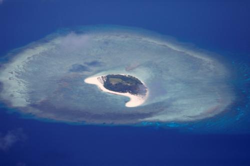 An aerial view of uninhabited island of Spratlys in the disputed South China Sea, April 21, 2017.   REUTERS/Erik De Castro - RC13A2A96A00
