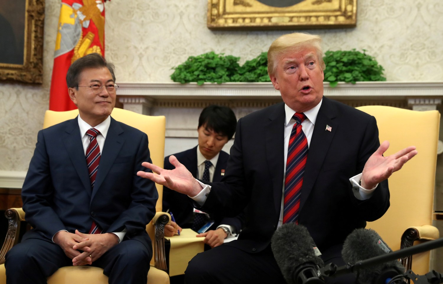 U.S. President Donald Trump gestures as he welcomes South Korea's President Moon Jae-In in the Oval Office of the White House in Washington, U.S., May 22, 2018. REUTERS/Kevin Lamarque - RC1CC2C4EAA0