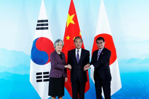 Chinese Foreign Minister Wang Yi (C),  South Korean Foreign Minister Kang Kyung-wha (L) and Japanese Foreign Minister Taro Kono (R) shake hands ahead the ninth trilateral foreign ministers' meeting among China, South Korea and Japan at Gubei Town in Beijing, China, 21 August 2019. Wu Hong/Pool via REUTERS     TPX IMAGES OF THE DAY - RC11D4A185B0