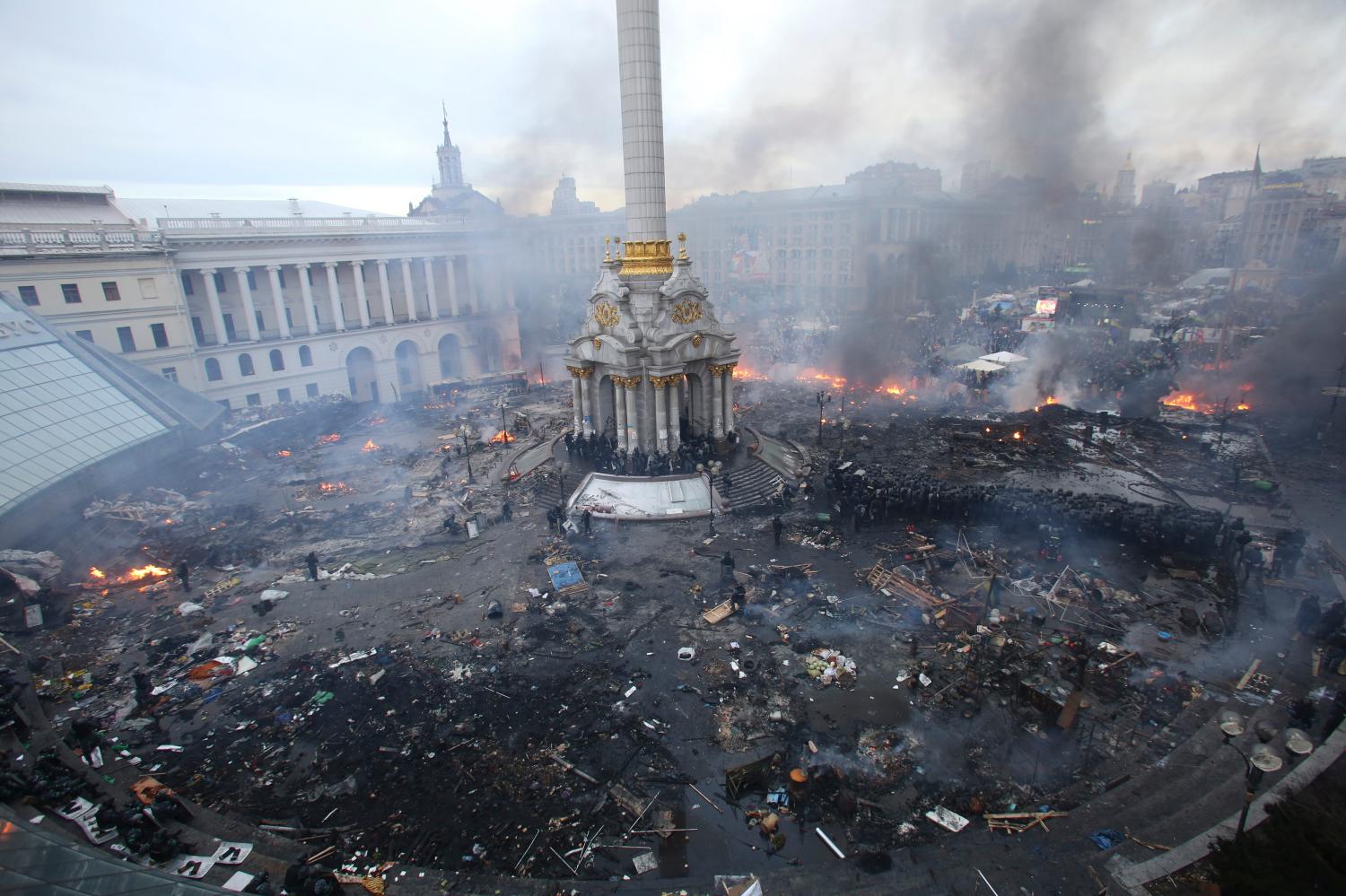 An aerial view shows Independence Square during clashes between anti-government protesters and Interior Ministry members and riot police in central Kiev February 19, 2014. Ukrainian President Viktor Yanukovich warned his opponents on Wednesday that he could deploy force against them after what he called their attempt to "seize power" by means of "arson and murder". REUTERS/Olga Yakimovich (UKRAINE - Tags: POLITICS CIVIL UNREST CITYSCAPE TPX IMAGES OF THE DAY) - GM1EA2J1J9F01