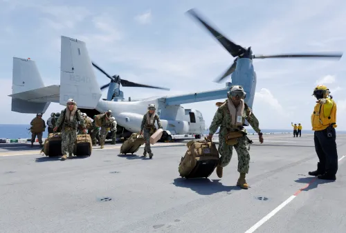 U.S. Marines Corps haul their gear out of a MV-22B Osprey that evacuated them to the USS Kearsarge aircraft carrier as U.S. military continues to leave the U.S. Virgin Islands in advance of Hurricane Maria, in the Caribbean Sea near the islands September 17, 2017. Picture taken on September 17, 2017.    REUTERS/Jonathan Drake - RC1B0BC5AEB0