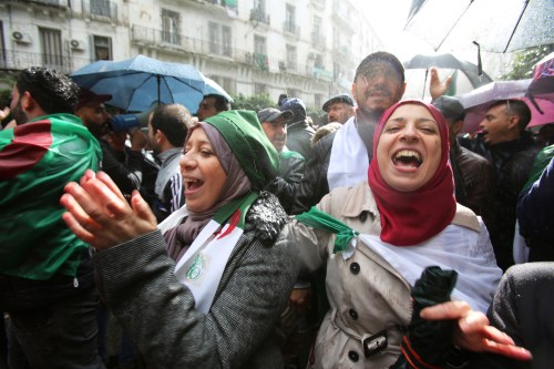 Demonstrators march during a protest against the country's ruling elite and rejecting the December presidential election in Algiers, Algeria November 15, 2019. REUTERS/Ramzi Boudina - RC2RBD9D4SPJ